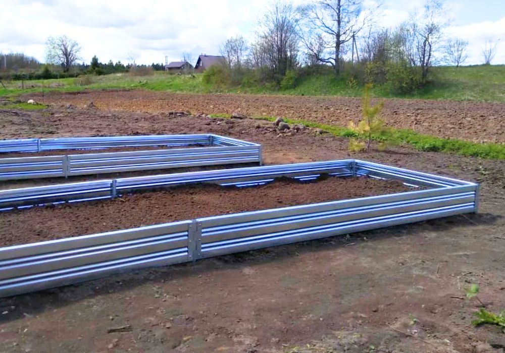Metal Planta garden beds - 1 tier with extensions in a field with trees and sky in the background